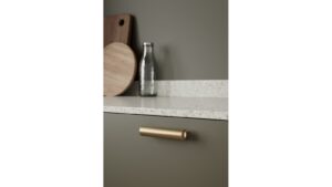 Griffleiste LUCENTE Aluminium - Mattiertes Messing - 100 mm lang  vor weißem Hintergrund