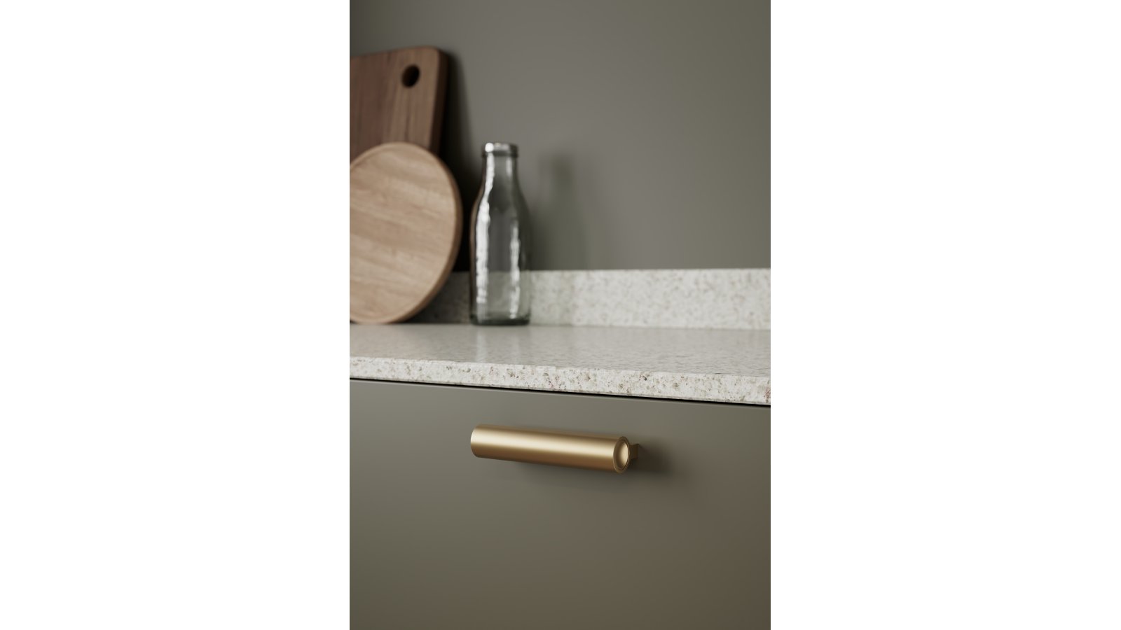 Griffleiste LUCENTE Aluminium - Mattiertes Messing - 100 mm lang  vor weißem Hintergrund