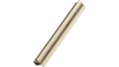 Griffleiste PAPILLON Aluminium-Eiche FSC 100% - Dunkelbraun/ Mattiertes Messing - 200 mm lang vor weißem Hintergrund