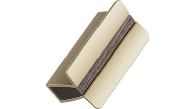 Griffleiste PAPILLON Aluminium-Eiche FSC 100% - Dunkelbraun/ Mattiertes Messing - 50 mm lang vor weißem Hintergrund