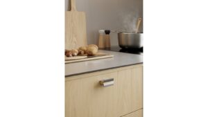 Griffleiste PAPILLON Aluminium-Eiche FSC 100% - Lackiert/Edelstahloptik - 50 mm lang  vor weißem Hintergrund