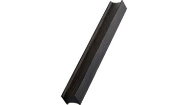 Griffleiste TRACK-WOOD Eiche FSC 100% - Dunkelbraun - 600 mm lang  vor weißem Hintergrund