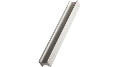 Griffleiste TRACK Aluminium - Edelstahloptik - 600 mm lang vor weißem Hintergrund