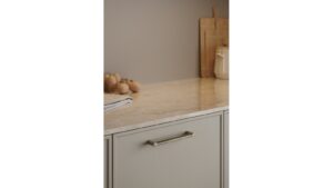 Griff FILO Zink - Messing gebürstet - 173 mm lang  vor weißem Hintergrund