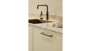 Moebelgriff-FLOW-messing-Messing-Zinkdruckguss-laenge-196-FP-001565-anwendung-2 Griff FLOW Zink - Messing gebürstet - 196 mm lang vor weißem Hintergrund