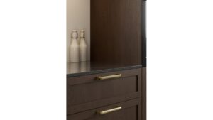 Moebelgriff-GRACE-messing-Messing-laenge-169-FP-001335-anwendung-2 Griff GRACE Bleifreier Messing - Poliert Messing - 169 mm lang vor weißem Hintergrund