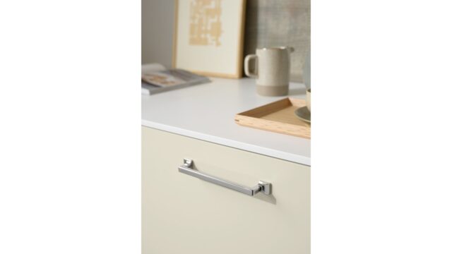Griff HERITAGE Zink - Glanz Nickel - 190 mm lang  vor weißem Hintergrund
