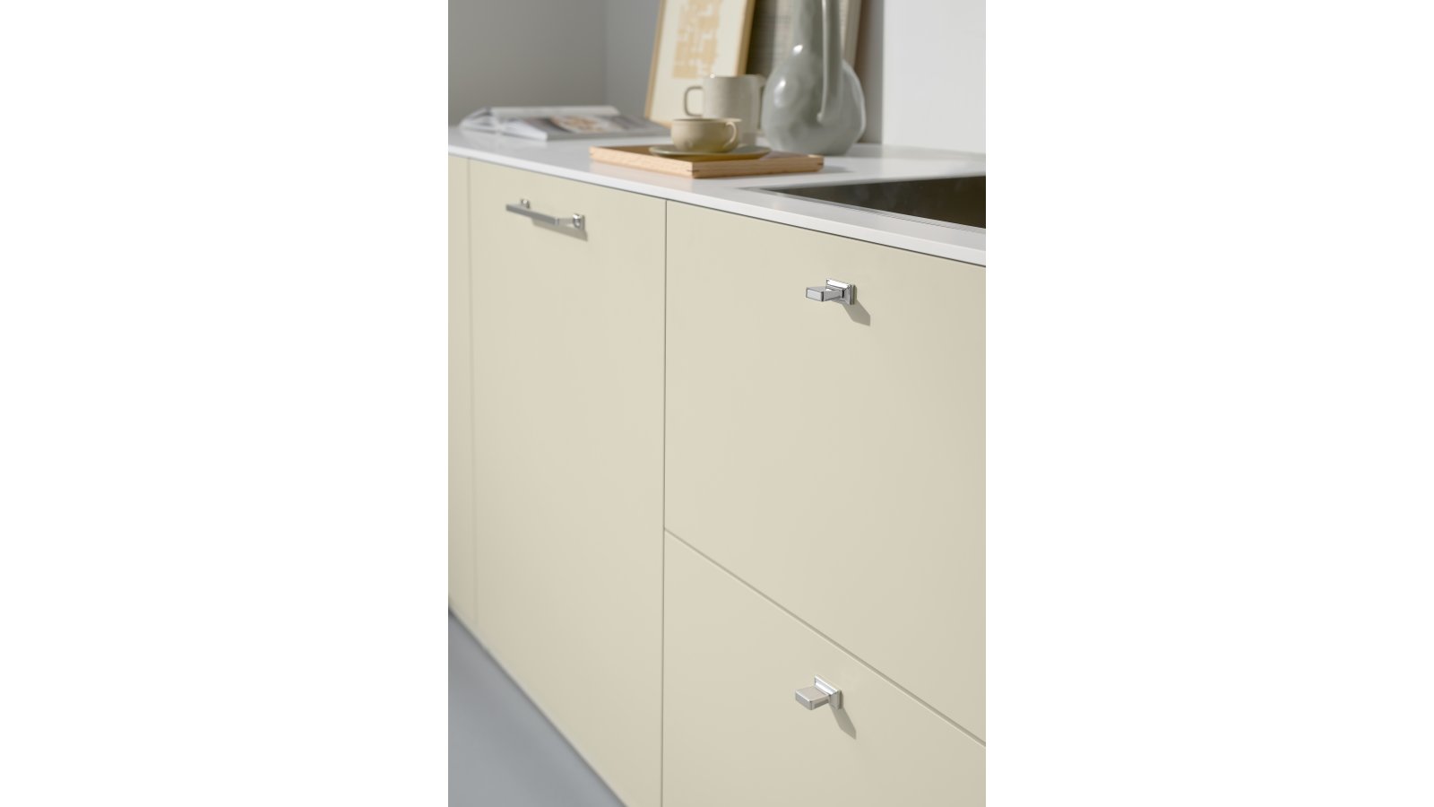 Griff HERITAGE Zink - Glanz Nickel - 190 mm lang  vor weißem Hintergrund