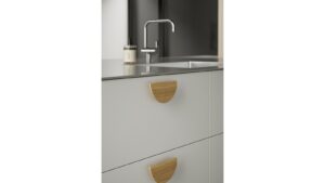 Griff HORIZON-LARGE-WOOD Eiche FSC 100% - Lackiert - 140 mm lang  vor weißem Hintergrund