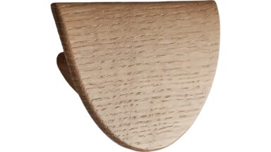 Griff HORIZON-SMALL-WOOD Eiche FSC 100% - Lackiert - 80 mm lang vor weißem Hintergrund