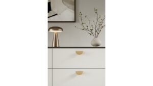 Griff HORIZON-SMALL-WOOD Eiche FSC 100% - Lackiert - 80 mm lang  vor weißem Hintergrund