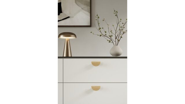 Griff HORIZON-SMALL-WOOD Eiche FSC 100% - Lackiert - 80 mm lang  vor weißem Hintergrund