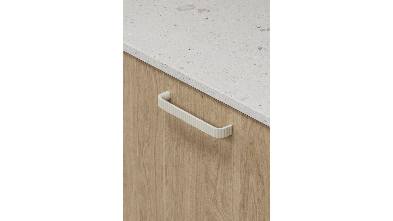 Griff LACE Zink - Beige - 171 mm lang  vor weißem Hintergrund