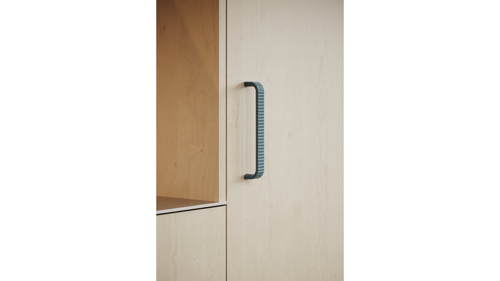 Griff LACE Zink - Blau - 171 mm lang  vor weißem Hintergrund