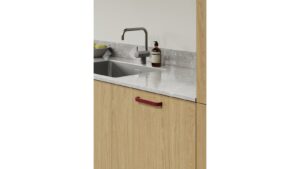 Griff LACE Zink - Rot - 171 mm lang  vor weißem Hintergrund