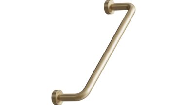 Griff LOUNGE Messing - Gebürstet Messing - 142 mm lang vor weißem Hintergrund