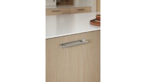 Griff MANOR-Back Zink - Edelstahloptik - 190 mm lang  vor weißem Hintergrund