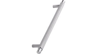 Griff MANOR-LONG Aluminium-Zink - Edelstahloptik - 694 mm lang  vor weißem Hintergrund