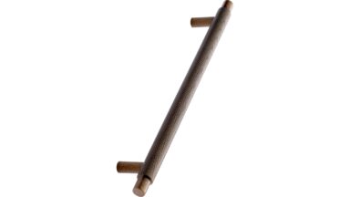 Griff MANOR-LONG Aluminium-Zink - Messing antik - 694 mm lang vor weißem Hintergrund