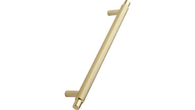 Griff MANOR-LONG Aluminium-Zink - Gold - 694 mm lang vor weißem Hintergrund