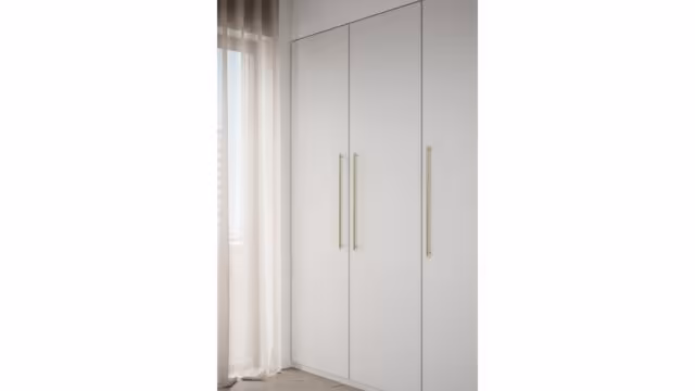 Griff MANOR-LONG Aluminium-Zink - Gold - 694 mm lang  vor weißem Hintergrund