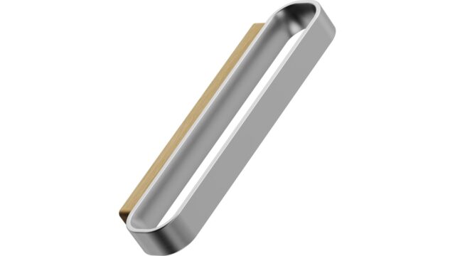 Griff RACE Eiche FSC 100%-Zink - Lackiert/Edelstahloptik - 128 mm lang  vor weißem Hintergrund