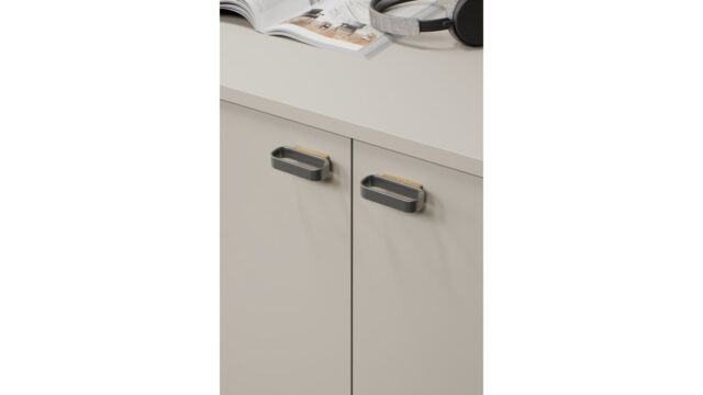 Griff RACE Eiche FSC 100%-Zink - Lackiert/Edelstahloptik - 64 mm lang  vor weißem Hintergrund