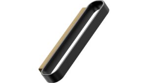 Griff RACE Eiche FSC 100%-Zink - Lackiert/Schwarz matt - 128 mm lang  vor weißem Hintergrund