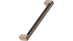 Griff SEGMENT Eiche FSC 100%-Zink - Dunkelbraun/Messing gebürstet - 175 mm lang  vor weißem Hintergrund