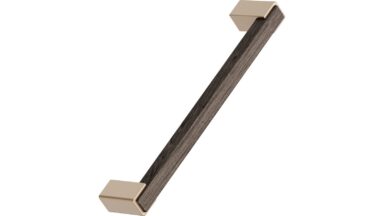 Griff SEGMENT Eiche FSC 100%-Zink - Dunkelbraun/Messing gebürstet - 175 mm lang vor weißem Hintergrund