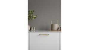 Griff SEGMENT Eiche-Zink - Lackiert/Edelstahloptik - 175 mm lang  vor weißem Hintergrund