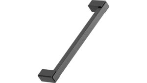 Griff SEGMENT Eiche FSC 100%-Zink - Schwarz gebeizt/Schwarz matt - 175 mm lang  vor weißem Hintergrund