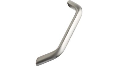 Griff SPACE Aluminium - Edelstahloptik - 145 mm lang vor weißem Hintergrund