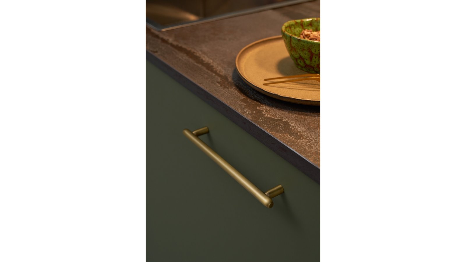 Griff TOCCO Zink - Dunkel Gold, gebürstet - 192 mm lang  vor weißem Hintergrund