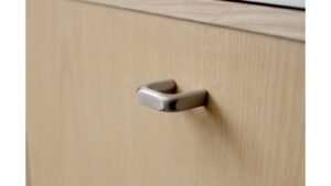 Griff UNIFY Zink - Edelstahloptik - 42 mm lang  vor weißem Hintergrund