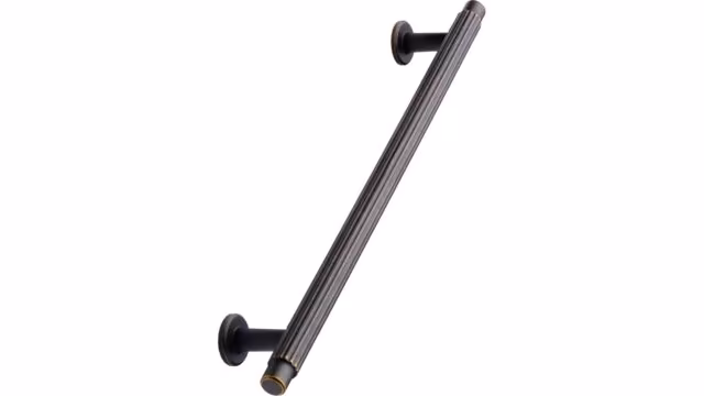 Griff VILLA-LONG Aluminium-Zink - Braun antik - 690 mm lang  vor weißem Hintergrund