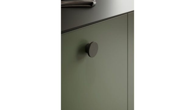 Knopf CIRCLE Eiche FSC 100% - Schwarz gebeizt - 50 mm lang  vor weißem Hintergrund