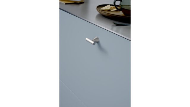 Knopf DELTA-KNOB Zink - Edelstahloptik - 44 mm lang  vor weißem Hintergrund