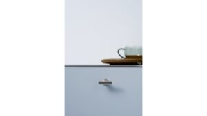 Moebelknopf-DELTA-KNOB-edelstahlfarbig-Edelstahl-Stahl-Zinkdruckguss-laenge-44-FP-001497-anwendung-4 Knopf DELTA-KNOB Zink - Edelstahloptik - 44 mm lang vor weißem Hintergrund