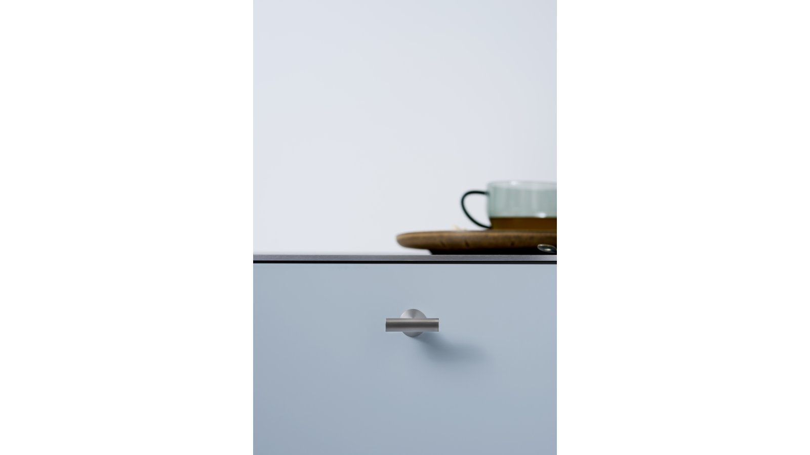 Moebelknopf-DELTA-KNOB-edelstahlfarbig-Edelstahl-Stahl-Zinkdruckguss-laenge-44-FP-001497-anwendung-4 Knopf DELTA-KNOB Zink - Edelstahloptik - 44 mm lang vor weißem Hintergrund