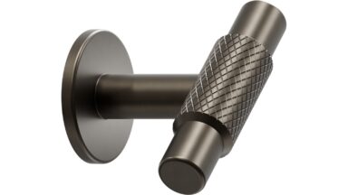 Knopf MANOR-T Zink - Mattbronze - 54 mm lang vor weißem Hintergrund