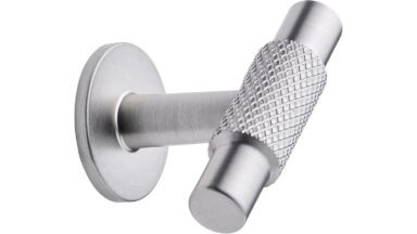 Knopf MANOR-T Zink - Edelstahloptik - 54 mm lang vor weißem Hintergrund