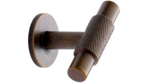 Knopf MANOR-T Zink - Messing antik - 54 mm lang  vor weißem Hintergrund