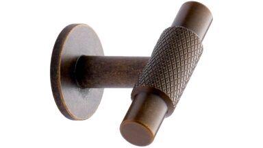 Knopf MANOR-T Zink - Messing antik - 54 mm lang vor weißem Hintergrund