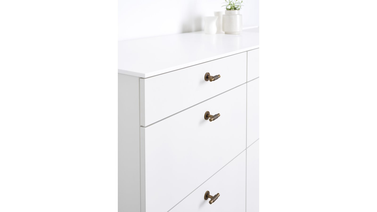 Knopf MANOR-T Zink - Messing antik - 54 mm lang  vor weißem Hintergrund