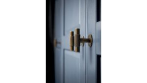 Knopf MANOR-T Zink - Messing antik - 54 mm lang  vor weißem Hintergrund