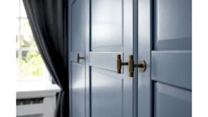 Knopf MANOR-T Zink - Messing antik - 54 mm lang  vor weißem Hintergrund