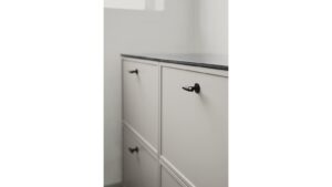 Moebelknopf-MANOR-T-schwarz-Zinkdruckguss-laenge-54-FP-000868-anwendung-2 Knopf MANOR-T Zink - Schwarz matt - 54 mm lang vor weißem Hintergrund