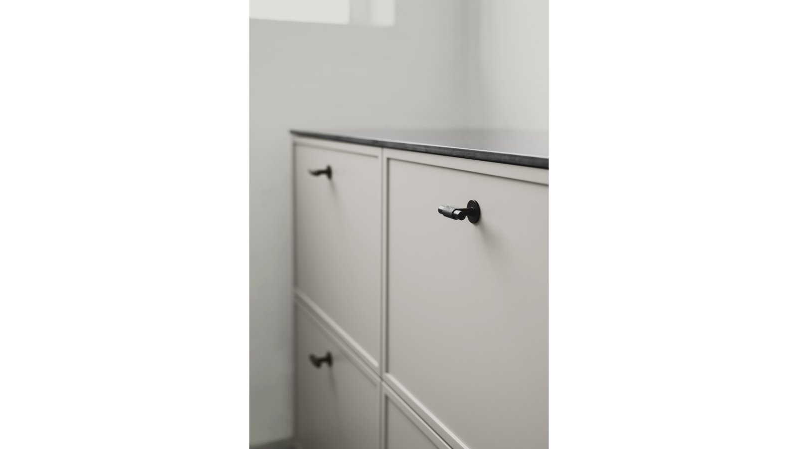 Moebelknopf-MANOR-T-schwarz-Zinkdruckguss-laenge-54-FP-000868-anwendung-2 Knopf MANOR-T Zink - Schwarz matt - 54 mm lang vor weißem Hintergrund