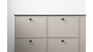 Moebelknopf-MANOR-T-schwarz-Zinkdruckguss-laenge-54-FP-000868-anwendung-3 Knopf MANOR-T Zink - Schwarz matt - 54 mm lang vor weißem Hintergrund